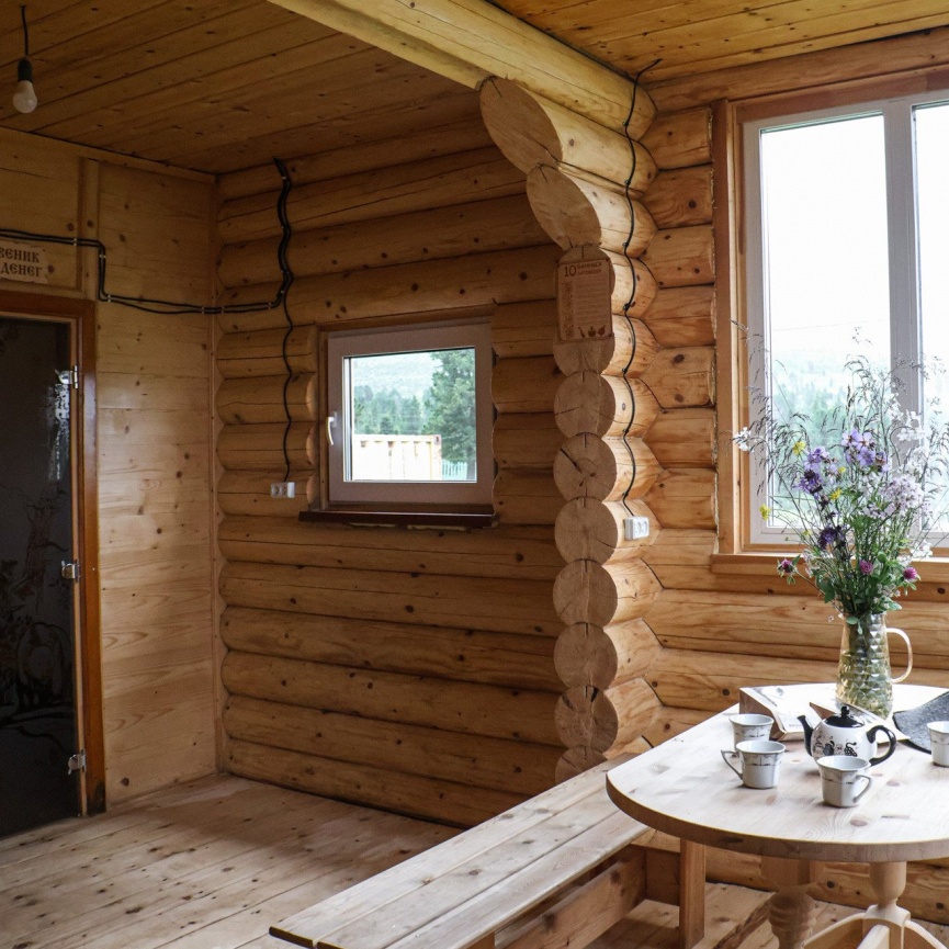 Туристы наслаждаются захватывающими видами снежных вершин, создающими атмосферу умиротворения и гармонии